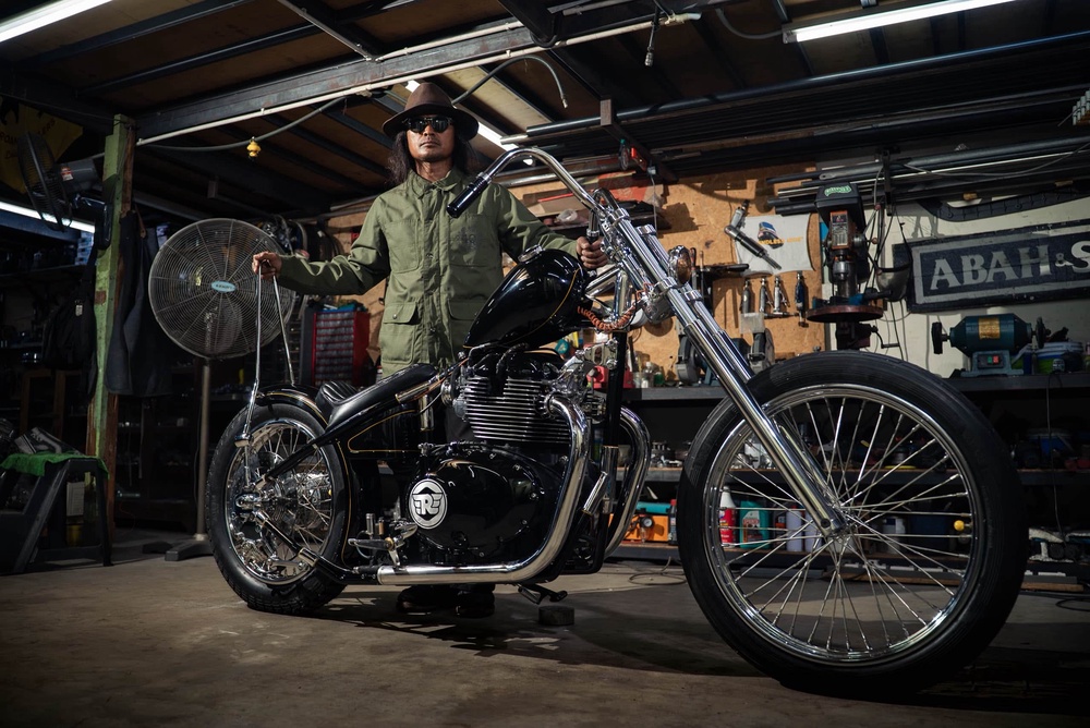 Image from: Kemunculan Pertama Royal Enfield Super Meteor 650 Chopper ‘OBSIDIAN’ Hasil Air Tangan Pa’din Musa