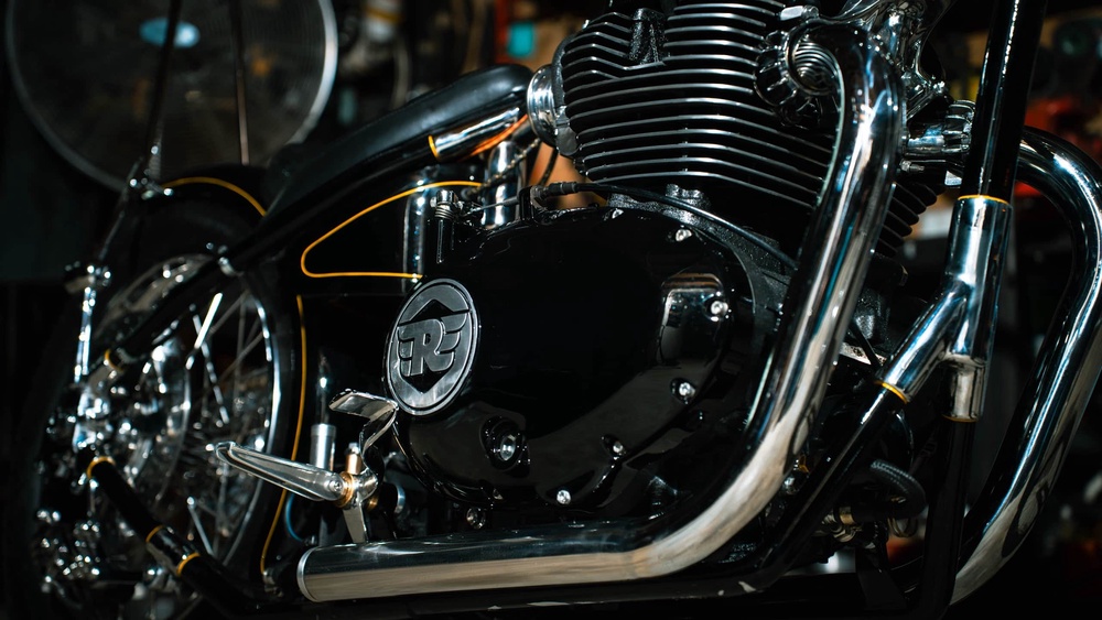 Image from: Kemunculan Pertama Royal Enfield Super Meteor 650 Chopper ‘OBSIDIAN’ Hasil Air Tangan Pa’din Musa