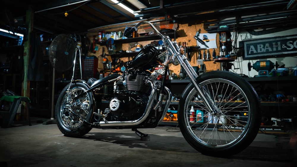 Image from: Kemunculan Pertama Royal Enfield Super Meteor 650 Chopper ‘OBSIDIAN’ Hasil Air Tangan Pa’din Musa