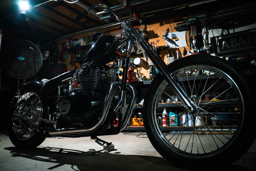 Image from: Kemunculan Pertama Royal Enfield Super Meteor 650 Chopper ‘OBSIDIAN’ Hasil Air Tangan Pa’din Musa
