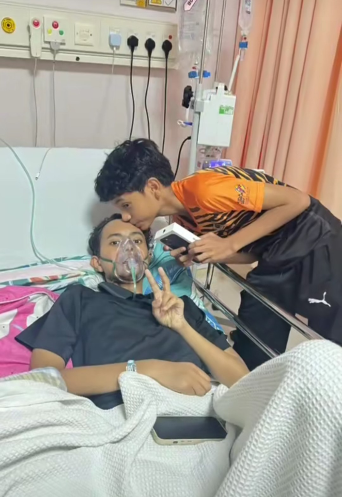 A final gift: M'sian brother diagnosed with cancer gifts his sibling a new  iPhone before passing