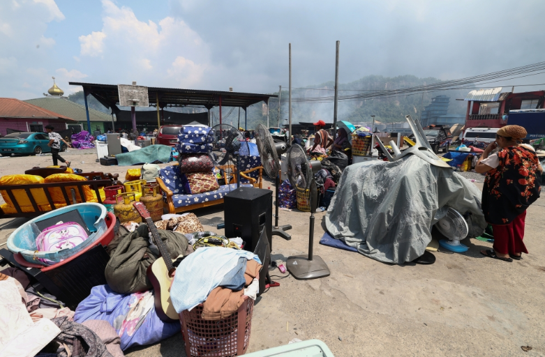Image from: M’sian man risks life running into blazing inferno to save trapped cats in Sandakan fire