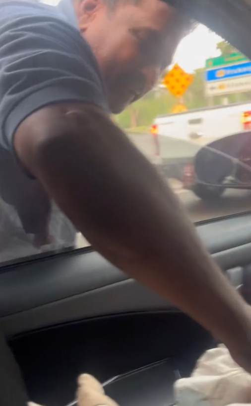 Image from: [Video]: Lorry driver pauses at red light in Melaka to give baby RM10, wins hearts online