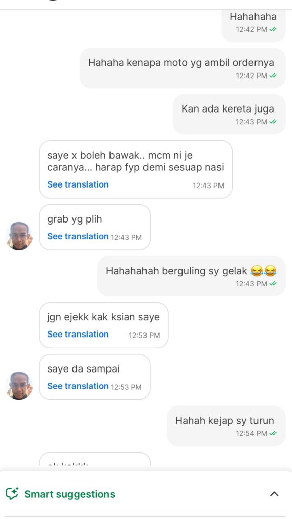 Image from: Abang Grab gets creative to deliver chair, netizens promote him to “Chairman”