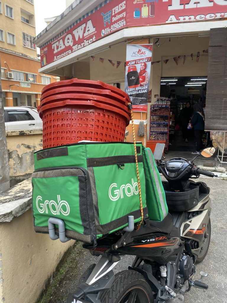 Image from: Abang Grab gets creative to deliver chair, netizens promote him to “Chairman”