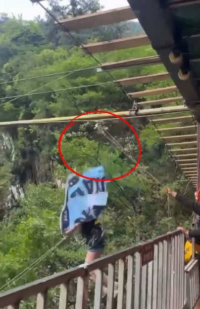Image from: Tragedy at China’s cliff swing: 16yo woman dies after safety rope snaps despite warnings