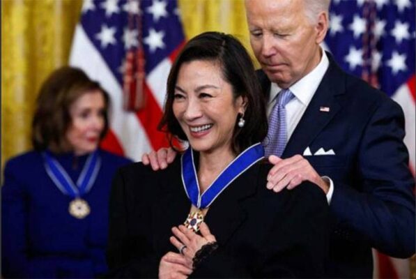 Inspirasi! Michelle Yeoh Pecah Stereotaip, Terima Pingat Kebebasan ...