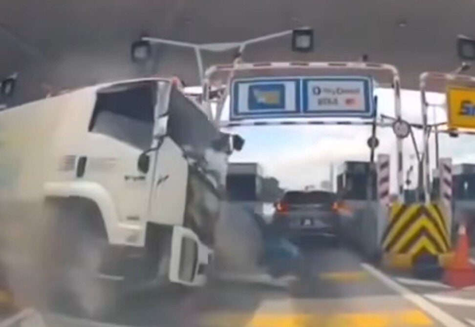 Garbage Truck Crashes into LDP Toll Plaza, PDRM Launches Search for