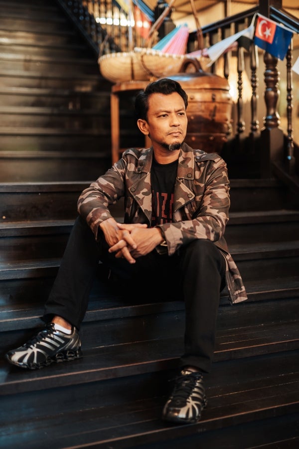 FaizalTahir Pose