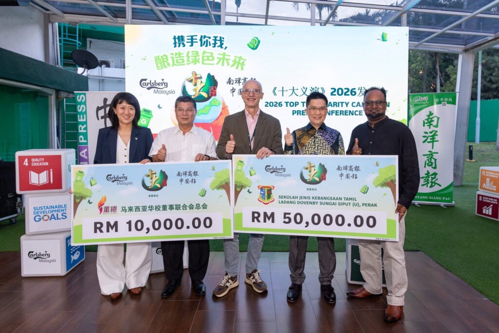 Presentation of contributions to Dong Zong and SJKT Ladang Dovenby Perak