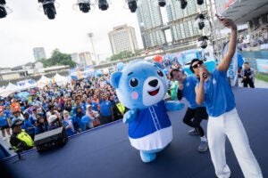 Coway Run 2026 Coway Biddy Bear Coway Malaysia Managing Director Luis Jeong and Hael Husaini Selfie