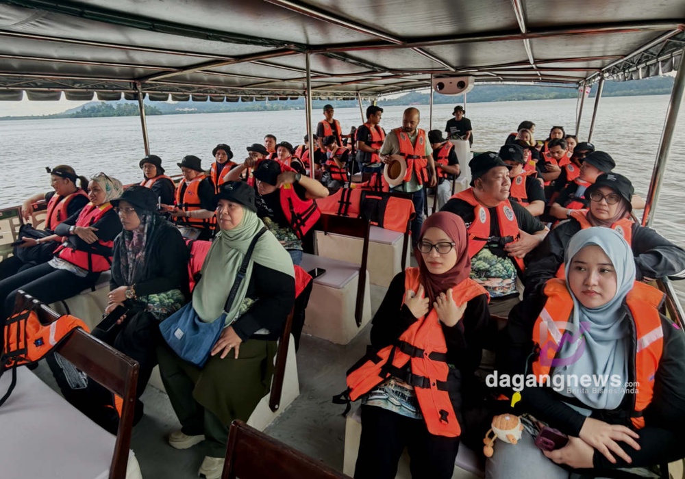 Sekumpulan media menaiki bot ke Pulau Orang Utan Bukit Merah. Gambar: Naim Aziz / DagangNews