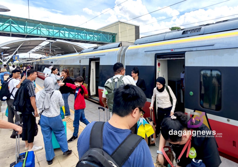 Media yang hadir menaiki ETS KTM. Gambar: Naim Aziz / DagangNews