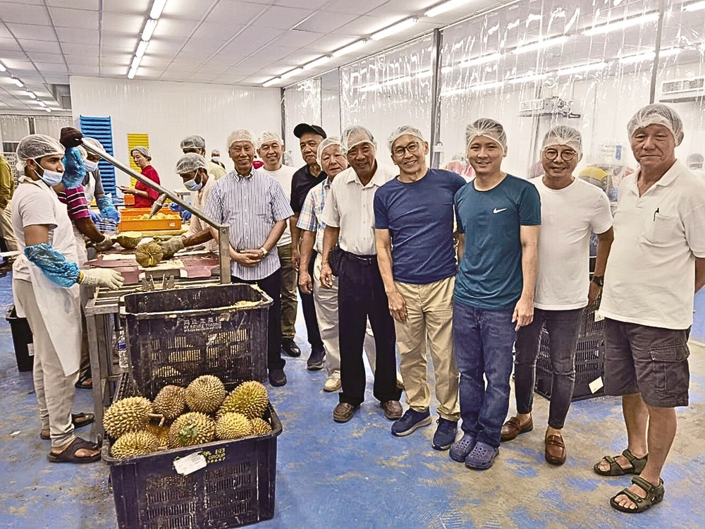 Sabah chamber visits Johor fruit farms