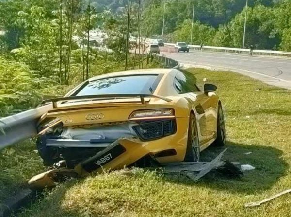 R8 supercar crash