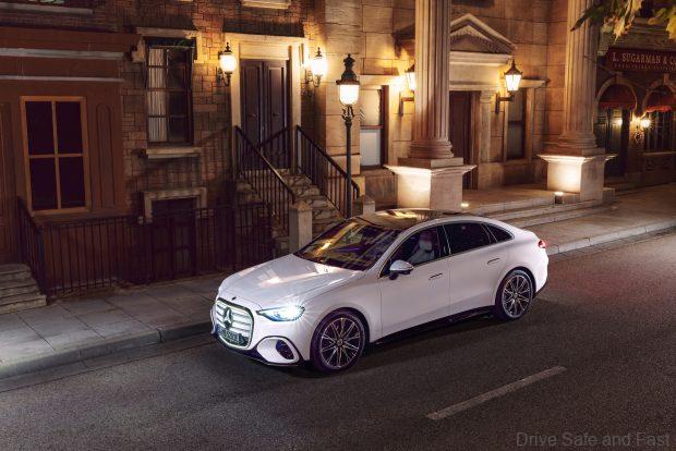 Der neue Mercedes-Benz C 400 4MATIC elektrisch. Energieverbrauch kombiniert: 18,6-14,2 kWh/100 km | CO₂-Emissionen kombiniert: 0 g/km | CO₂-Klasse: A [1] Exterieur: AMG Line; MANUFAKTUR opalithweiß metallic bright  [1] Die Angaben sind vorläufig. Es liegen bislang weder bestätigte Werte von einer amtlich anerkannten Prüforganisation noch eine EG-Typgenehmigung noch eine Konformitätsbescheinigung mit amtlichen Werten vor. Abweichungen zwischen den Angaben und den amtlichen Werten sind möglich.;Energieverbrauch kombiniert: 18,6-14,2 kWh/100 km | CO₂-Emissionen kombiniert: 0 g/km | CO₂-Klasse: A *The all-new Mercedes-Benz C 400 4MATIC electric. Energy consumption combined: 18,6-14,2 kWh/100 km | CO₂ emissions combined: 0 g/km | CO₂ class: A [1] Exterior: AMG Line; MANUFAKTUR opalithe white bright [1] The information is provisional. Neither confirmed values from an officially recognised testing organisation nor an EC type approval nor a certificate of conformity with official values are available to date. Deviations between the data and the official values are possible.;Energy consumption combined: 18,6-14,2 kWh/100 km | CO₂ emissions combined: 0 g/km | CO₂ class: A*