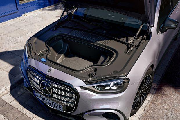 Der neue Mercedes-Benz C 400 4MATIC elektrisch. Energieverbrauch kombiniert: 18,6-14,2 kWh/100 km | CO₂-Emissionen kombiniert: 0 g/km | CO₂-Klasse: A [1] Exterieur: AMG Line Plus; lavender silver  [1] Die Angaben sind vorläufig. Es liegen bislang weder bestätigte Werte von einer amtlich anerkannten Prüforganisation noch eine EG-Typgenehmigung noch eine Konformitätsbescheinigung mit amtlichen Werten vor. Abweichungen zwischen den Angaben und den amtlichen Werten sind möglich.;Energieverbrauch kombiniert: 18,6-14,2 kWh/100 km | CO₂-Emissionen kombiniert: 0 g/km | CO₂-Klasse: A*The all-new Mercedes-Benz C 400 4MATIC electric. Energy consumption combined: 18,6-14,2 kWh/100 km | CO₂ emissions combined: 0 g/km | CO₂ class: A [1] Exterior: AMG Line Plus; lavender silver [1] The information is provisional. Neither confirmed values from an officially recognised testing organisation nor an EC type approval nor a certificate of conformity with official values are available to date. Deviations between the data and the official values are possible.;Energy consumption combined: 18,6-14,2 kWh/100 km | CO₂ emissions combined: 0 g/km | CO₂ class: A*