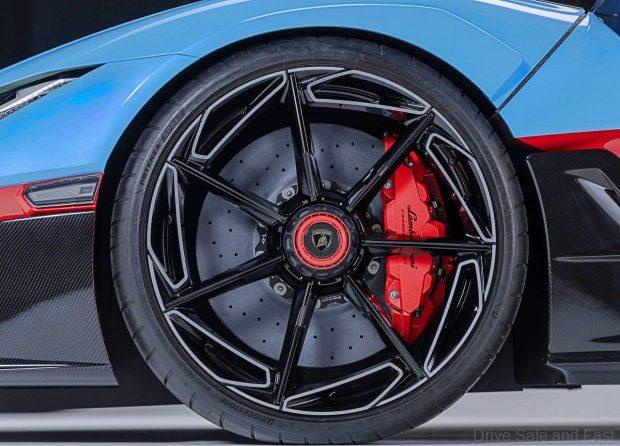 Image from: Lamborghini Fenomeno Roadster Open Top V12 Hybrid Debuts