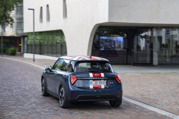 Image from: 6 Units Of MINI Cooper S Oxford Edition Available In Malaysia For RM289,888