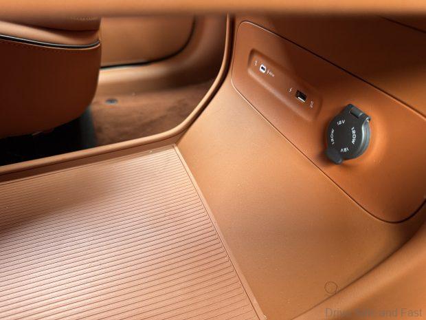 Image from: Voyah Dream 9 Ultra-Luxury Smart MPV First Impression in Beijing