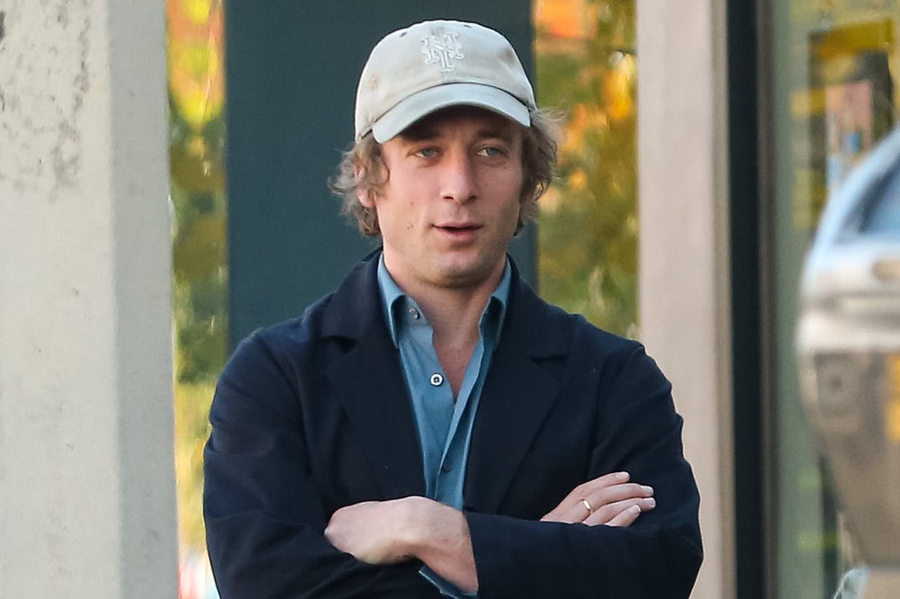 Jeremy Allen s Dirty White Nikes Saga Has Ended For Now