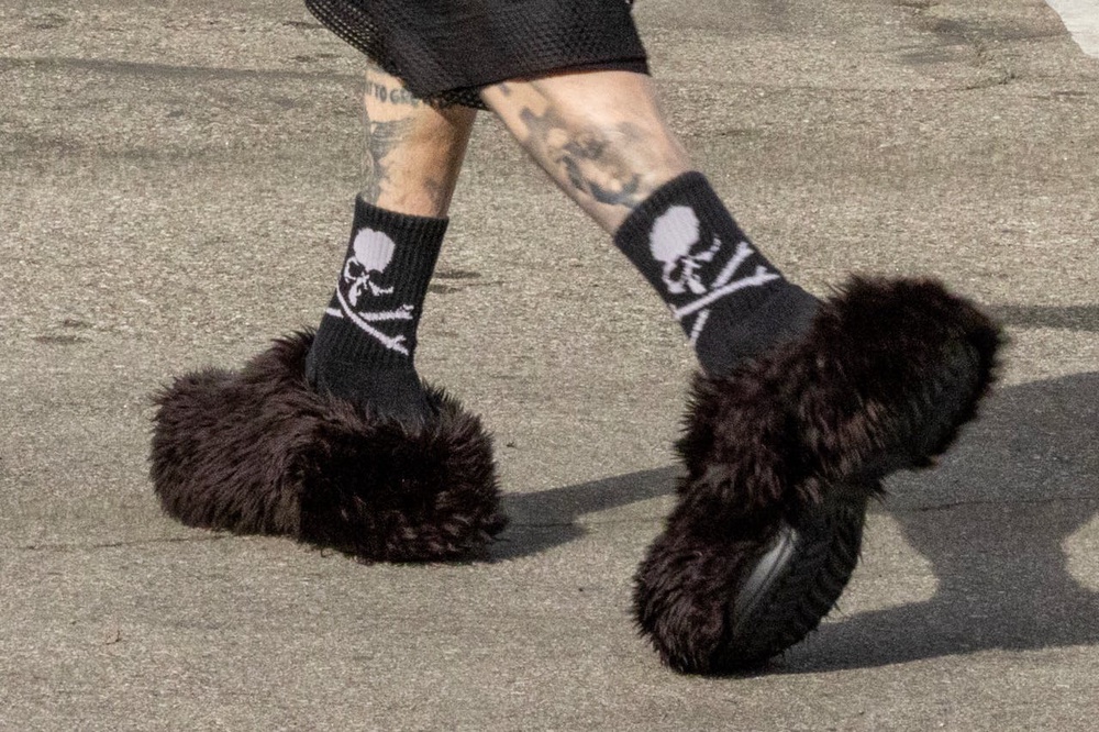 2024 Trend Alert Slippers Are The New Barefoot   1704317162 Travis Barker Colin Farrell Slippers 00w 