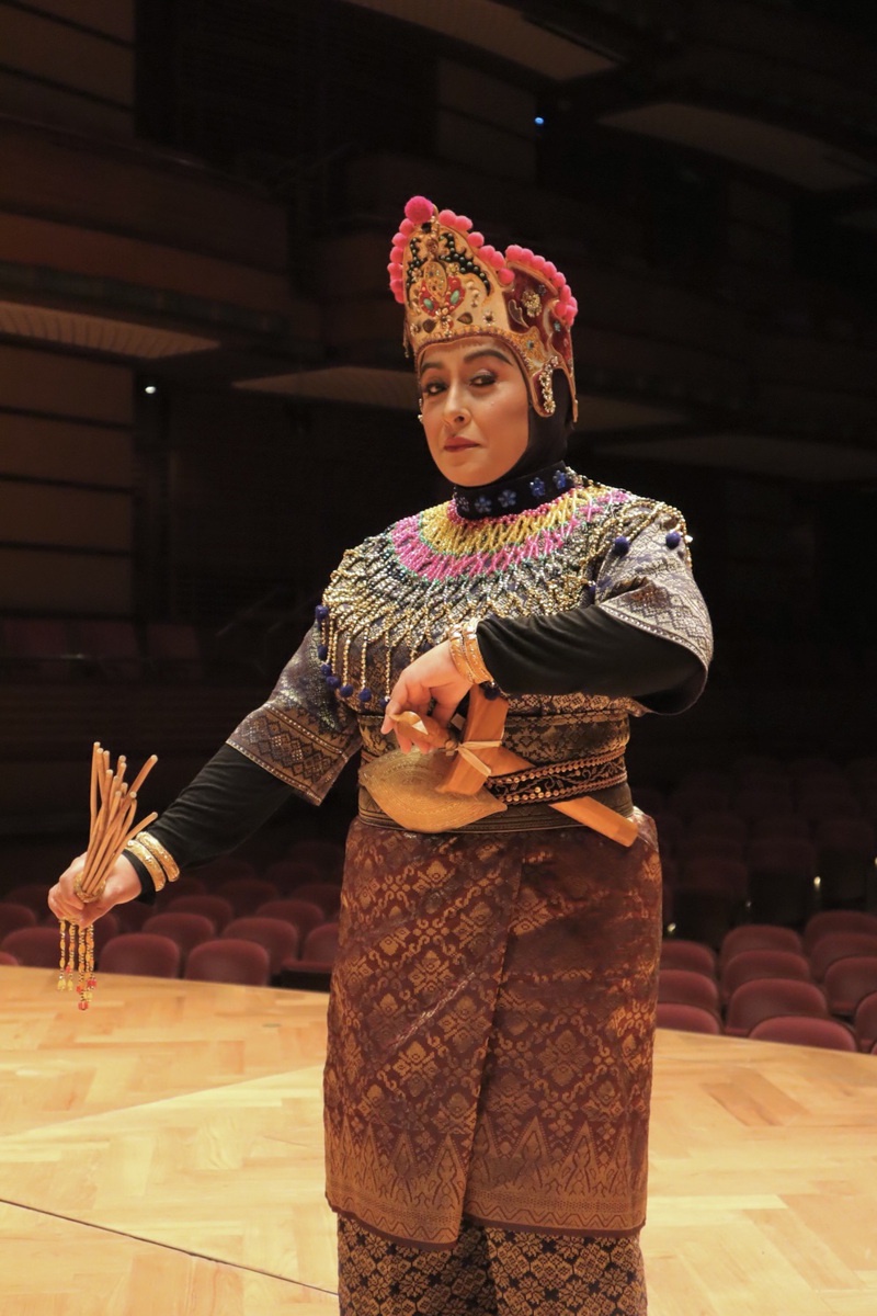 Image from: Dewan Filharmonik PETRONAS Presents Mak Yong With A Shakespearean Twist
