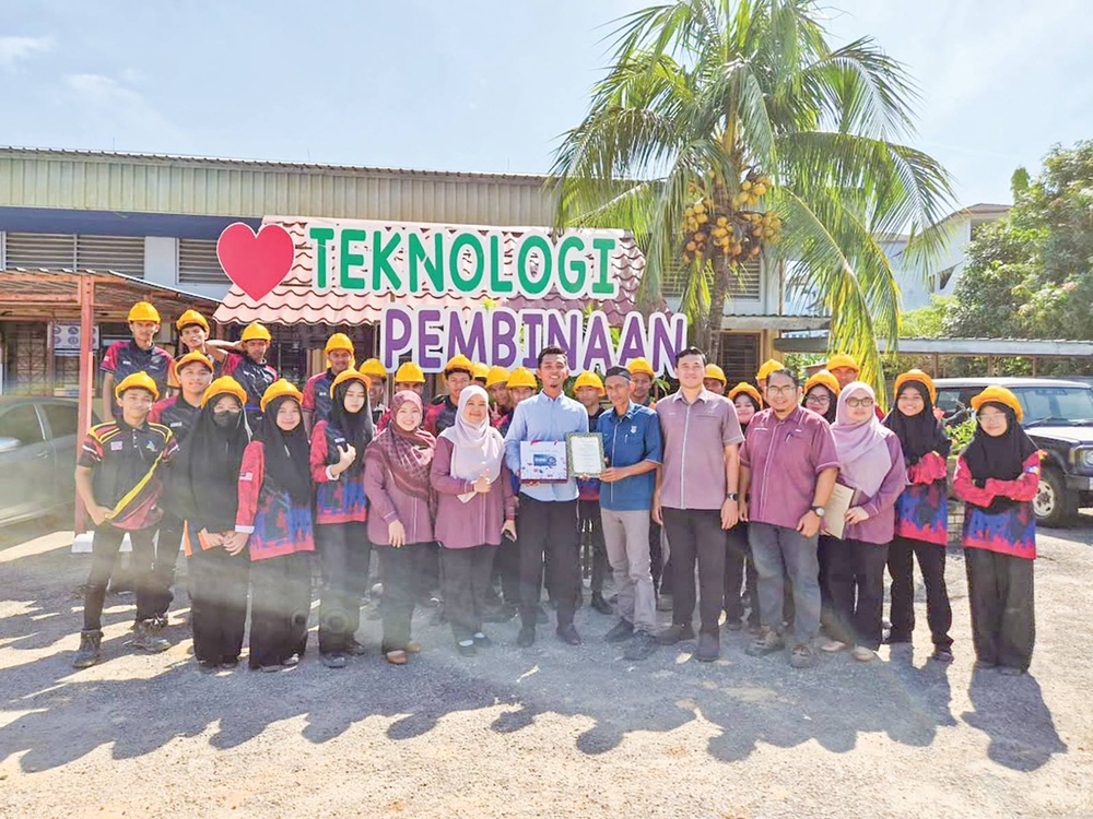 Image from: Adli jadi pengurus projek di usia muda