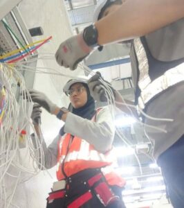 Image from: Nik Normala ikut jejak bapa jadi ‘wireman’