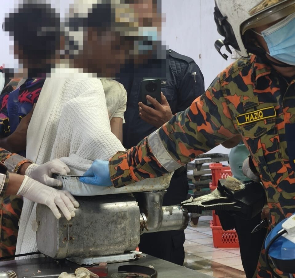 Image from: Tangan kanan remaja lelaki tersepit mesin pengisar daging