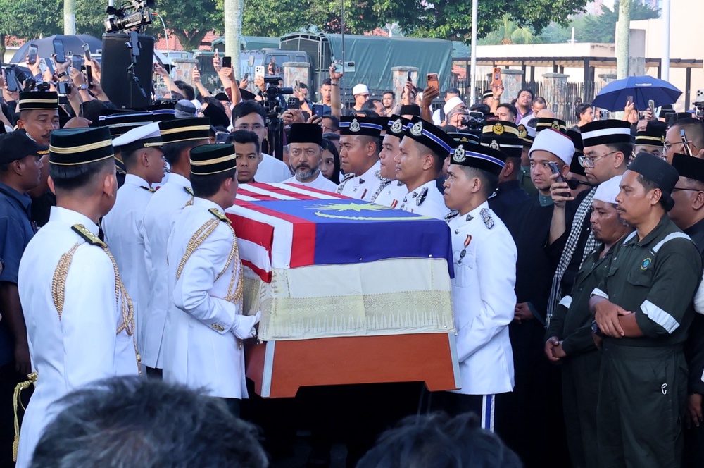 Image from: Jenazah Tun Siti Hasmah selamat disemadi di Pusara Negara
