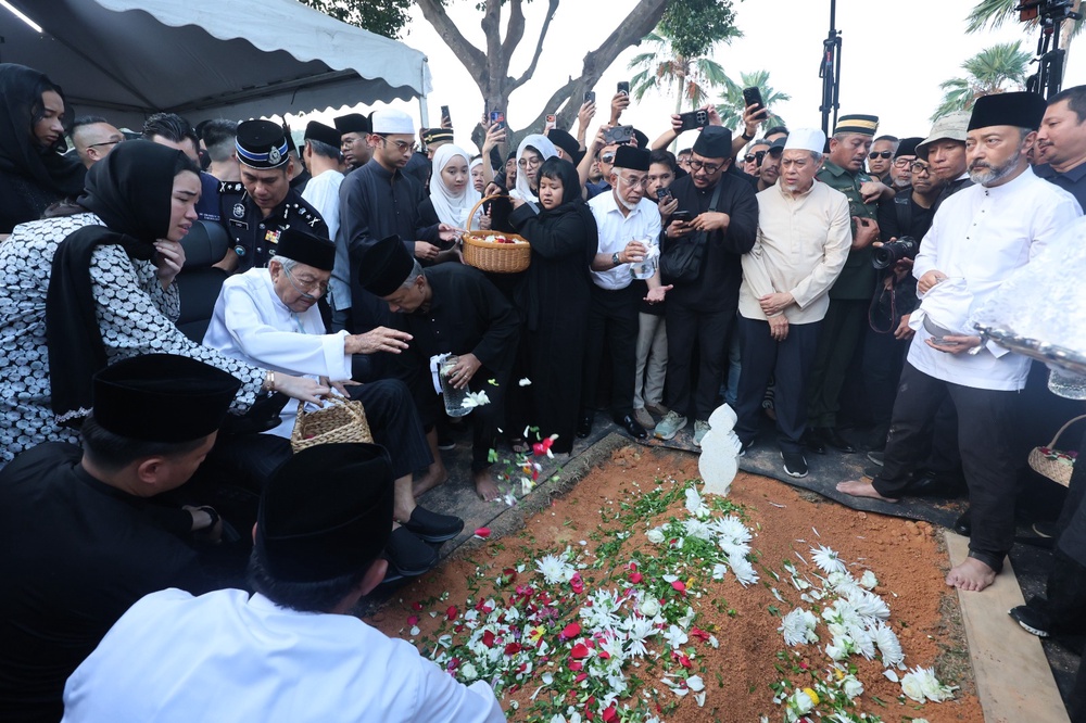 Image from: Jenazah Tun Siti Hasmah selamat disemadi di Pusara Negara