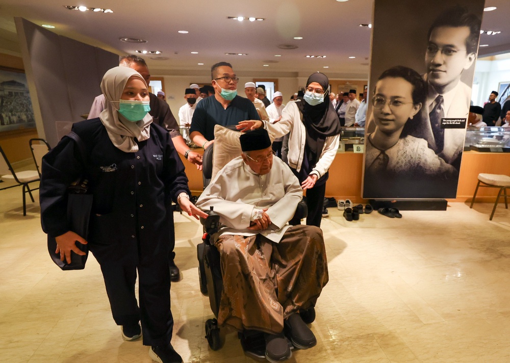 Image from: “Dah boleh bercakap, mahu makan” – Marina kongsi perkembangan terkini Tun Mahathir