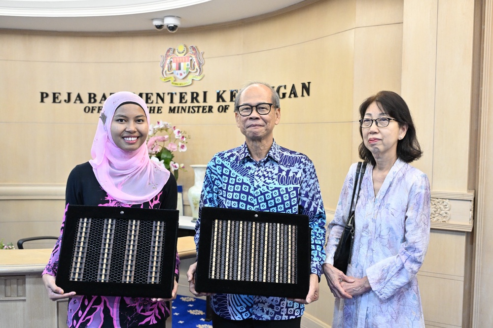 Image from: Beg dawai keluli, buluh, kulit kitar semula ‘simpan’ dokumen Belanjawan 2027