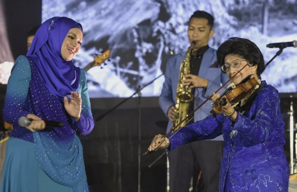 Image from: 5 momen terindah anak seni, Tun Dr. Hasmah