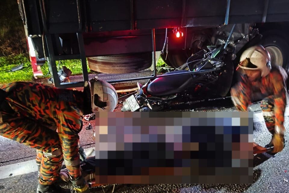 Image from: Lelaki maut tunggang motosikal langgar belakang lori ayam