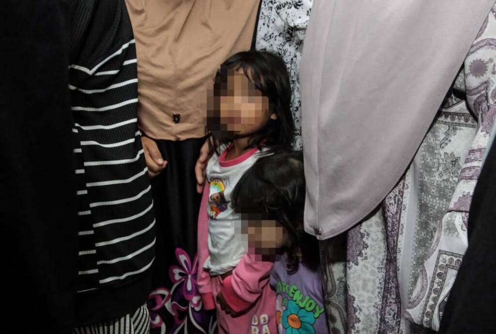 Image from: Pegawai AKPS maut: Dua anak, keluarga sambut kepulangan jenazah dengan air mata