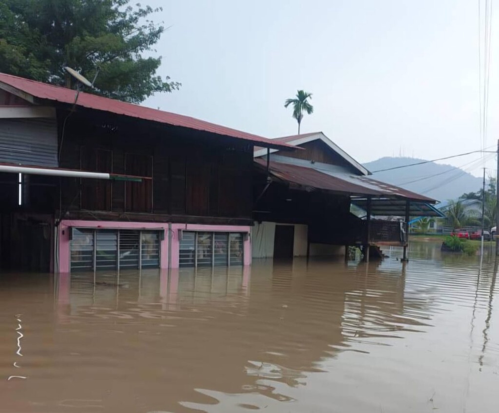 Image from: [VIDEO] ‘Air cecah pinggang, apa pun tak sempat’