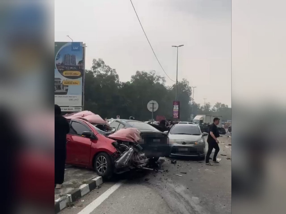 Image from: [VIDEO] Lori lawan arus rempuh 10 kereta, seorang parah