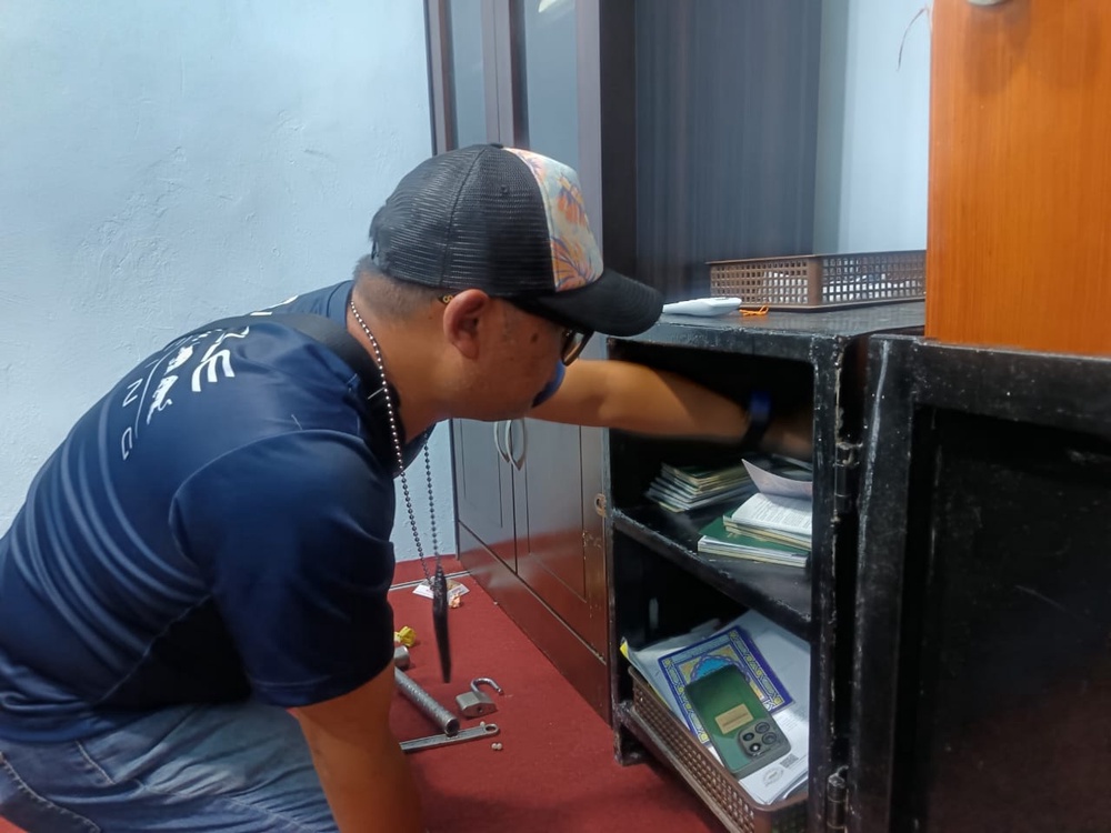 Image from: Lebih 20 pasport ditemukan dalam bilik berkunci