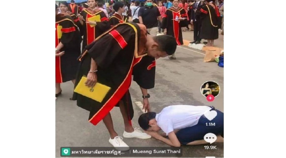 Thai graduate kneels before brother who stopped schooling so she could