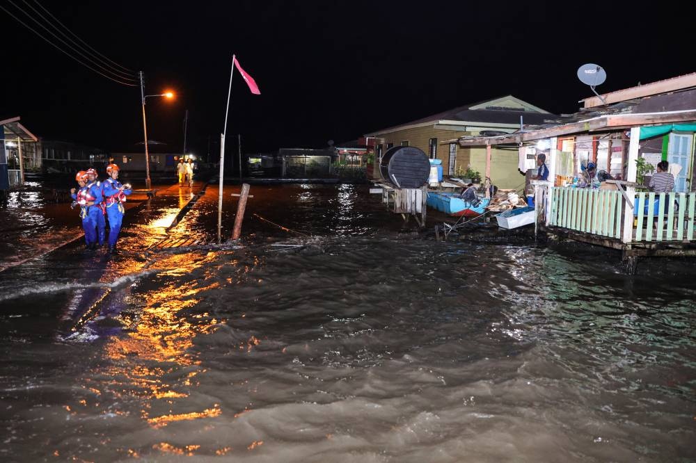 In Sandakan, family of six forced to spend night in car due to high tide