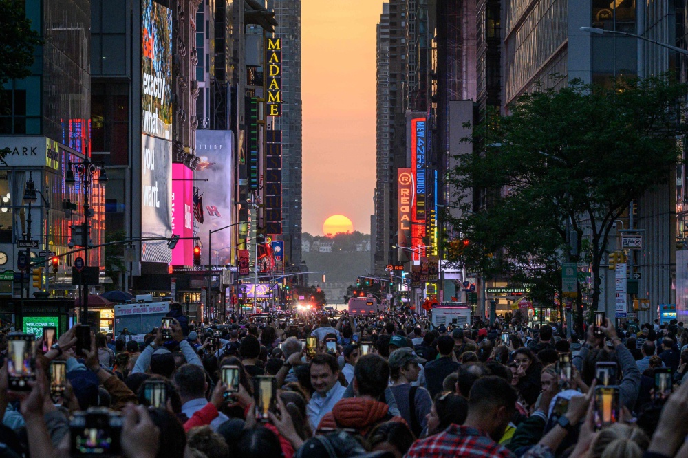 New Yorkers Gather To Watch ‘Manhattanhenge’