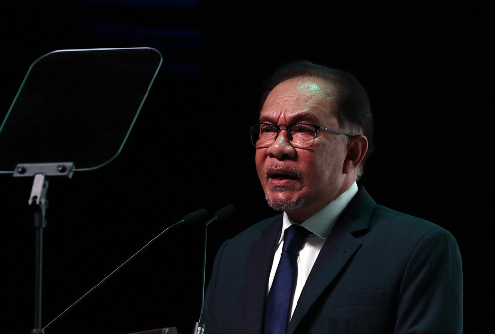 PM Anwar Arrives In Vientiane For Two-day Official Visit