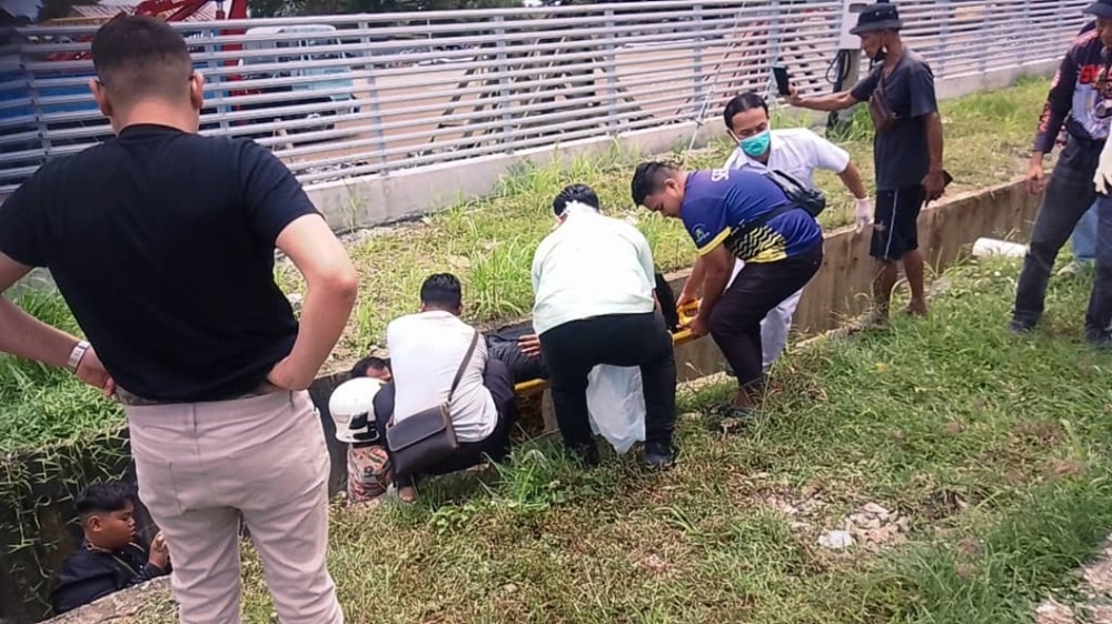 Female motorcyclist injured after crashing into drain in Serian