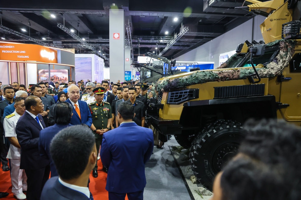 Defence Minister Datuk Seri Mohamed Khaled Nordin accompanying Sultan of Perak, Sultan Nazrin Muizzuddin Shah during a visit to the Defence Service Asia (DSA) and National Security Asia (Natsec) exhibition on April 21, 2026. — Picture by Yusof Isa