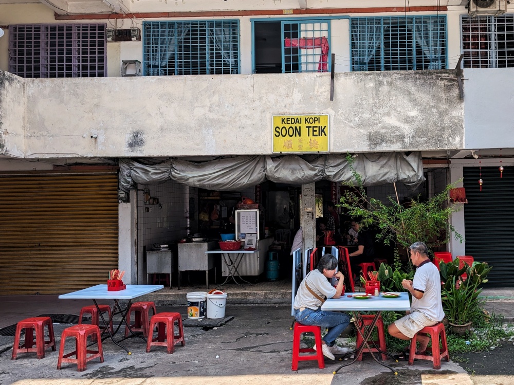 The sign is admittedly pretty small. Squint if you have to. — Picture by Ethan Lau