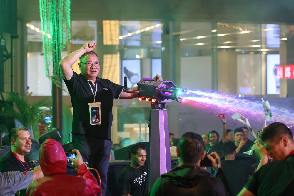 Tourism, Arts and Culture Minister Datuk Seri Tiong King Sing enjoying the final night of RRWMF 2026. — Picture by Yusof Isa