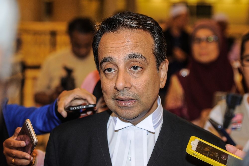 Constitutional lawyer Datuk Malik Imtiaz Sarwar said a ‘full and complete enquiry’ should mean an impartial hearing for a Negeri Sembilan ruler.—Picture by Shafwan Zaidon
