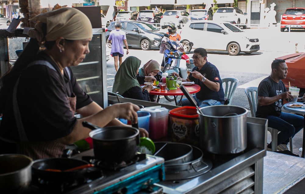 RM Corner first struggled to attract Muslim customers because of misconceptions over its halal status, but has since built a loyal following across communities. — Bernama pic